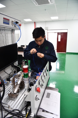 AHK不僅是一場考試——我校成功舉行AHK機電一體化工畢業考試